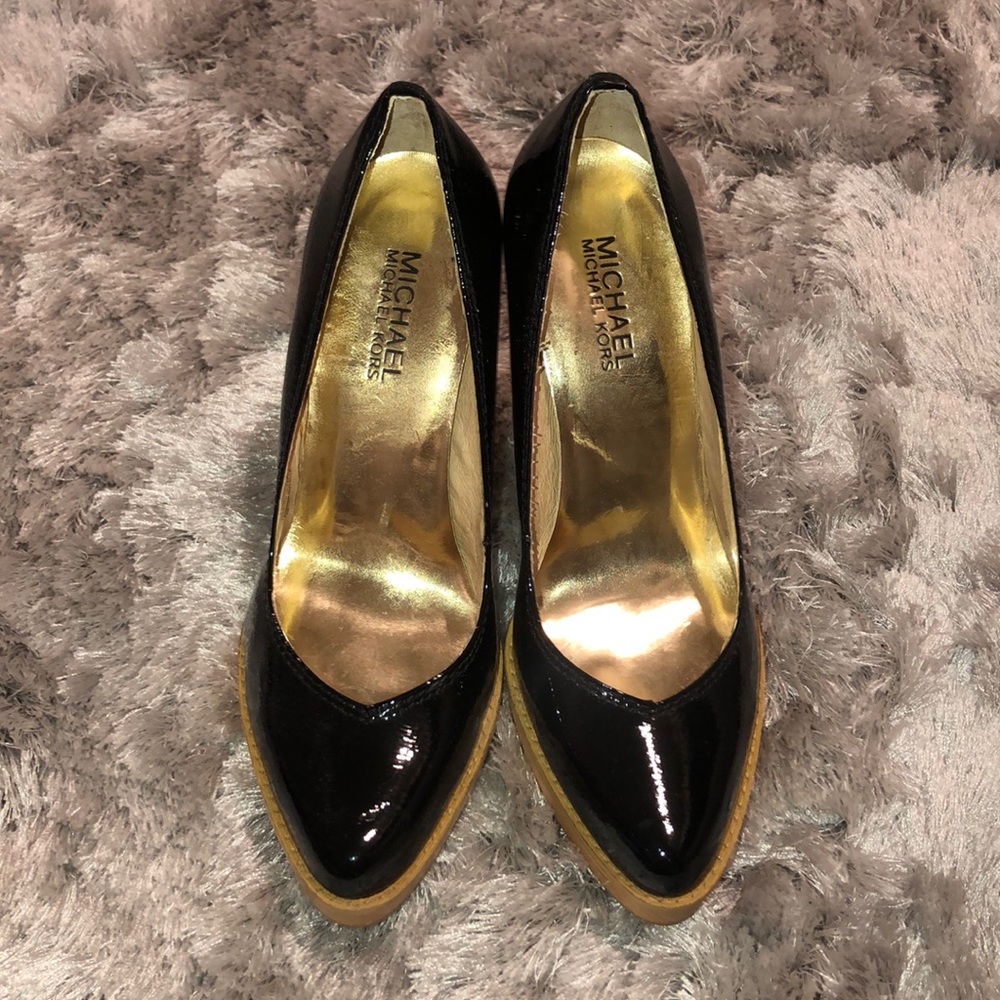 MICHAEL Michael Kors black patent pumps